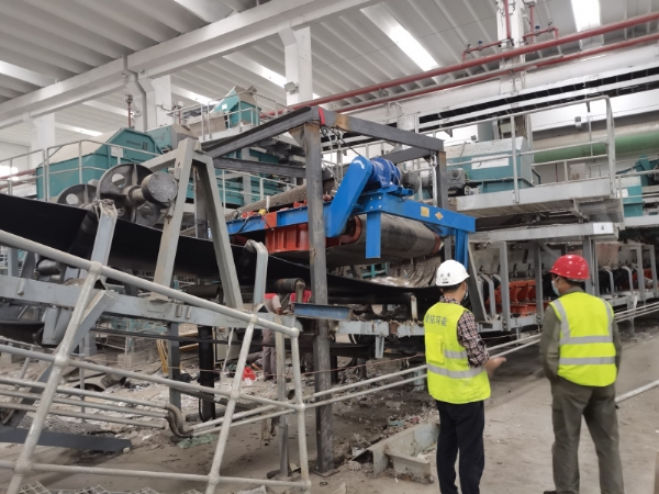 電磁自卸除鐵器現(xiàn)場(chǎng)安裝